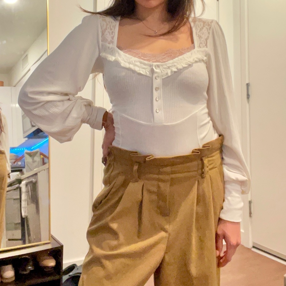 Free People White Square Neck long sleeve belle sleeve top - Size Small So sexy!